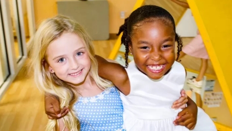 Diese beiden kleinen Mädchen sind davon überzeugt, dass sie Zwillinge sind: 'Es ist wahr, wir haben dieselbe Seele'